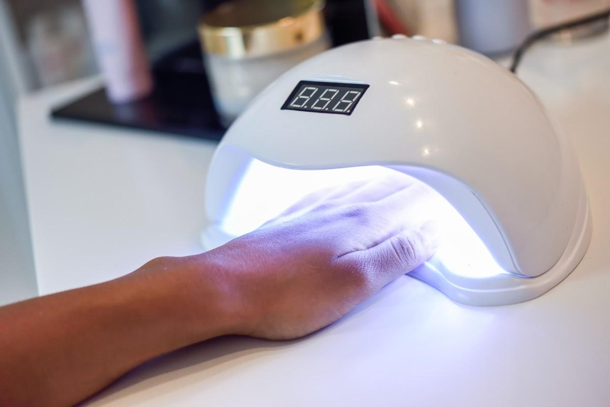 manicured-nails-uv-lamp-beauty-salon (1)